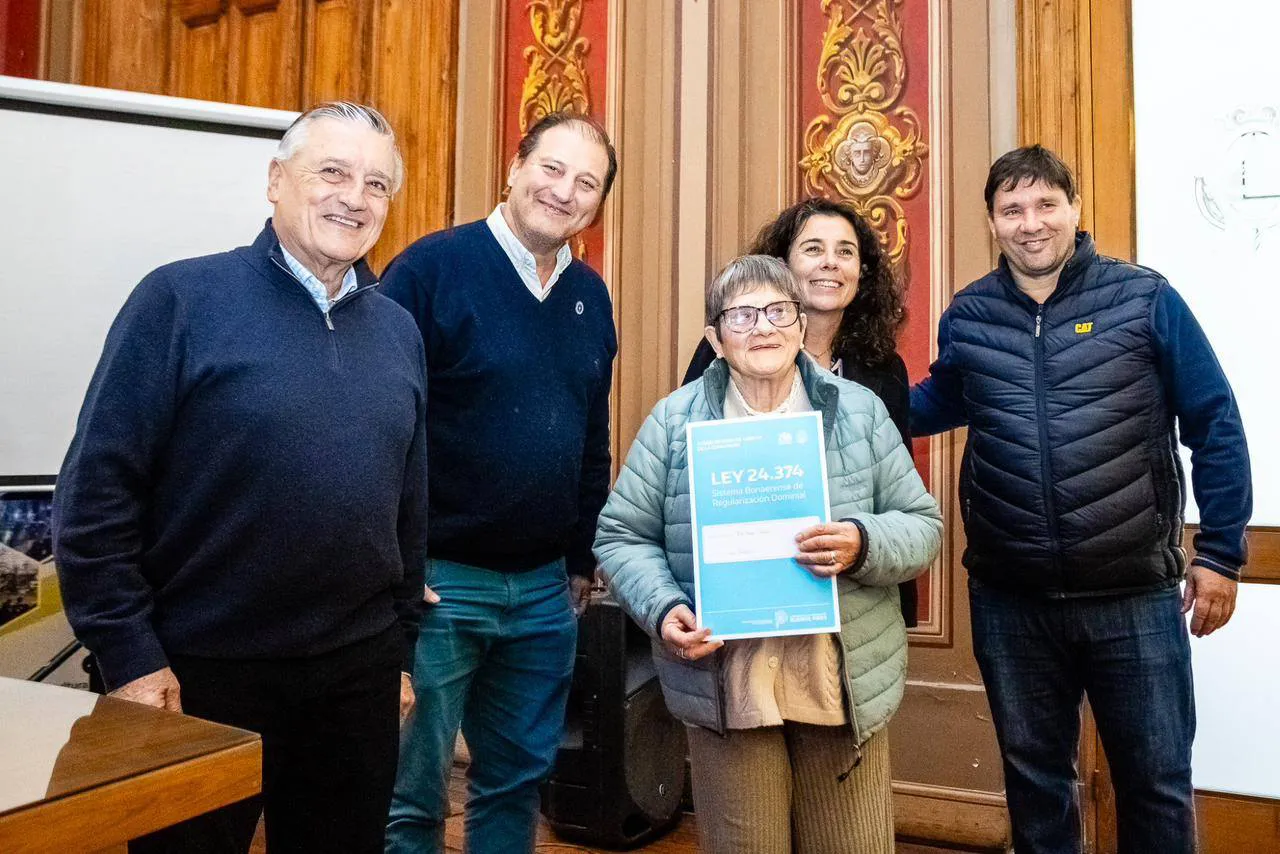 Familias de Las Flores recibieron sus escrituras 2