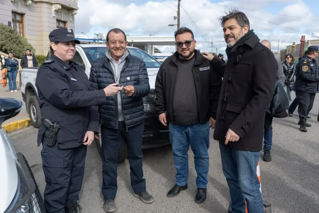 Intendente Marini y ministro Bianco en entrega de móviles para la Policía.
