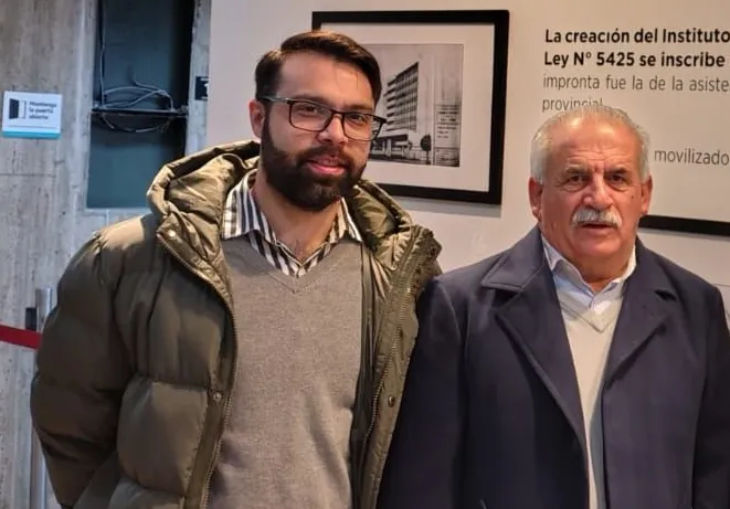 El secretario de Hacienda Franco Balcarce junto al intendente Ricardo Marino en el IPS