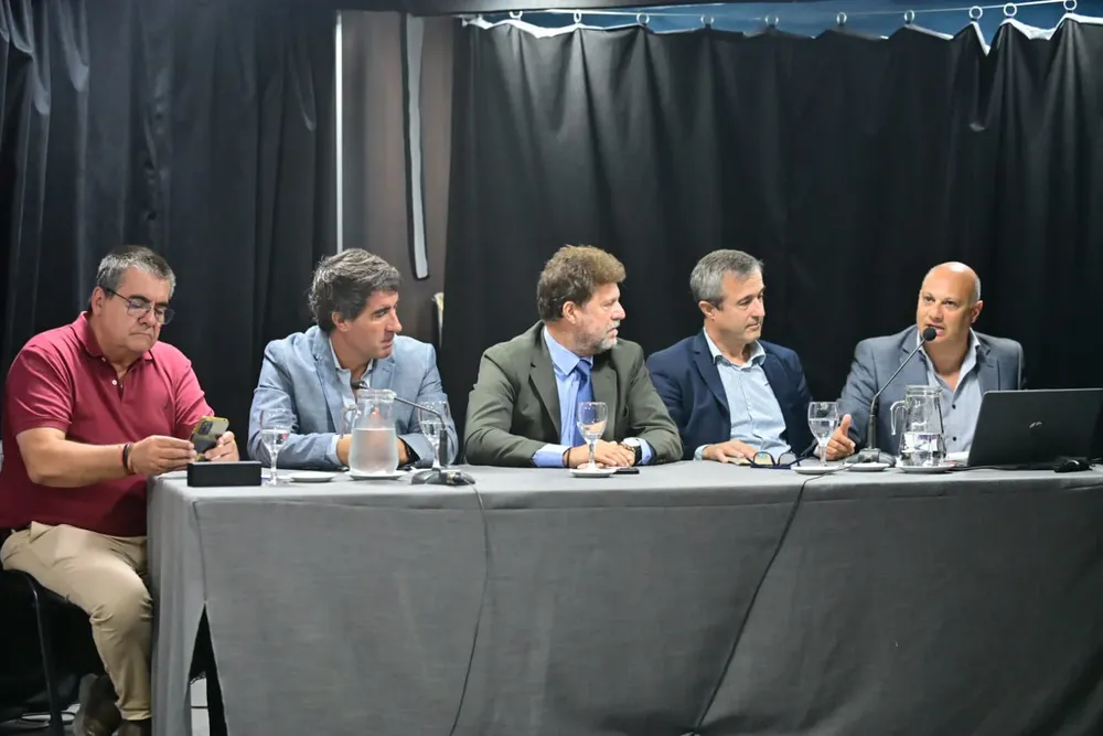 Intendentes radicales impulsan elecciones municipales separadas y reclaman autonomía real