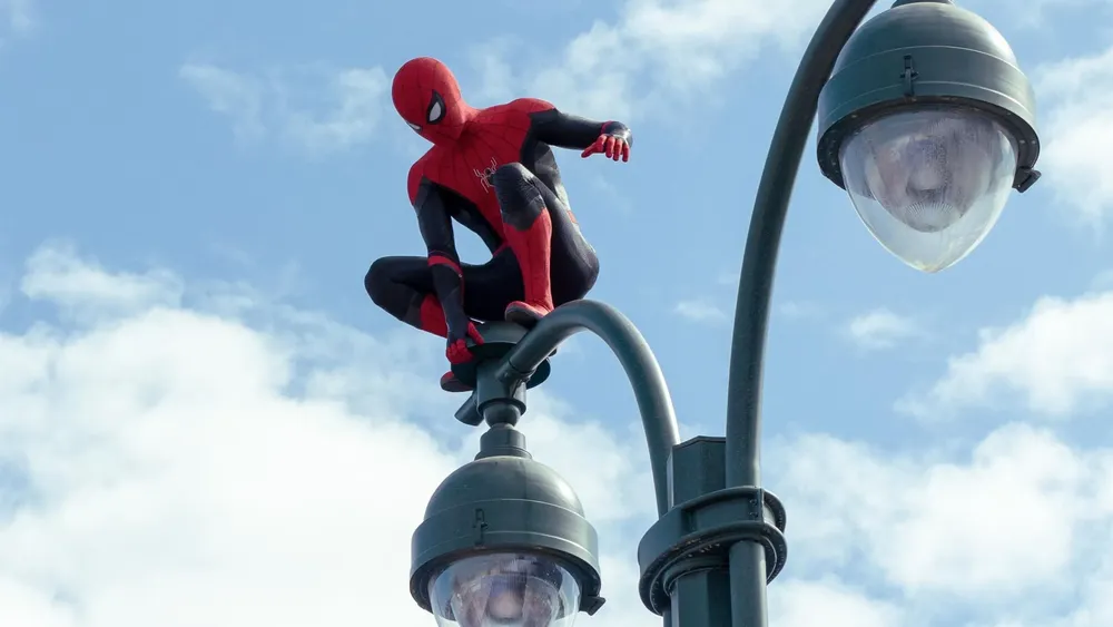 Amigos recrean a Spider-Man en una plaza y se vuelven un éxito viral