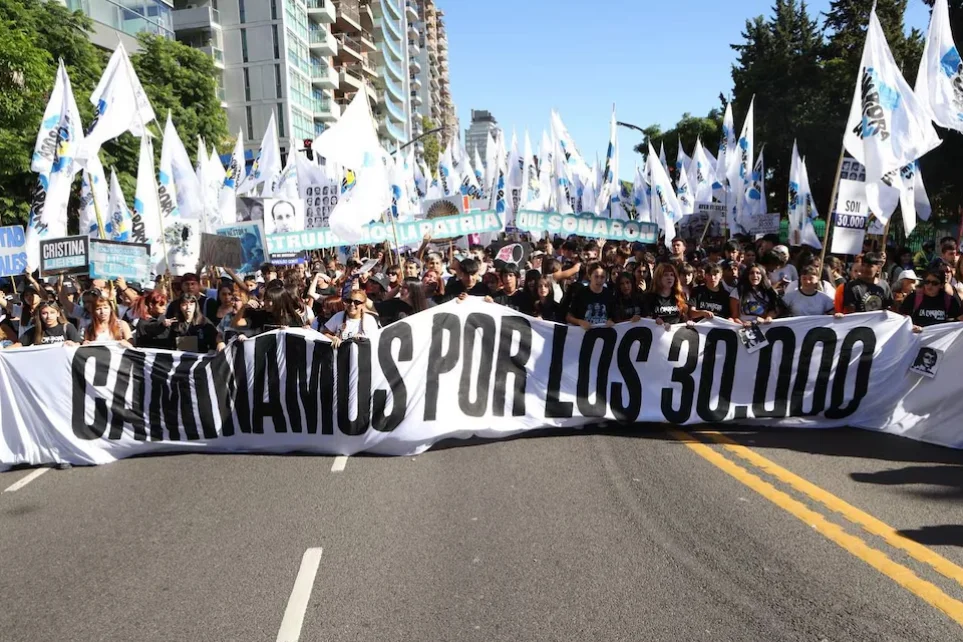 Día de la Memoria masiva concentración en Plaza de Mayo en el 50° aniversario