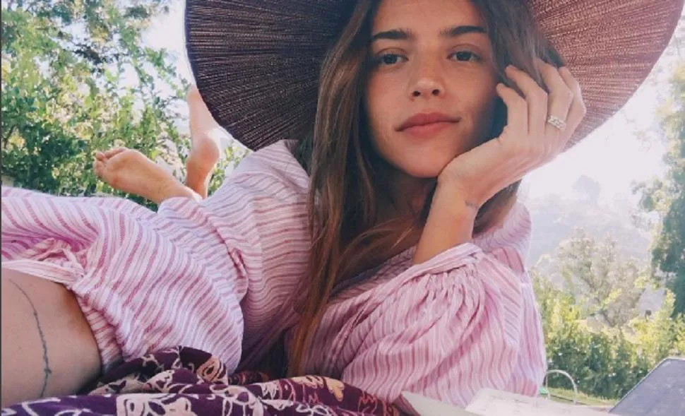 CALU RIVERO RIEGA SUS PLANTAS CON LA SANGRE DE SU COPA MENSTRUAL