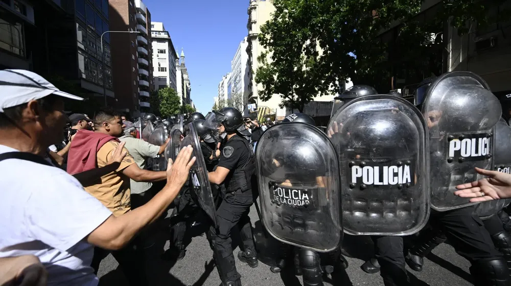 Bullrich activa protocolo para frenar huelgas en empresas Bullrich activa protocolo para frenar huelgas en empresas