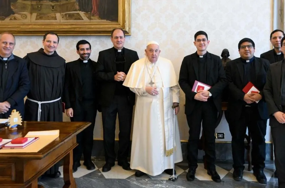 El Papa Francisco se lesionó el brazo en una caída, pero sigue con su agenda