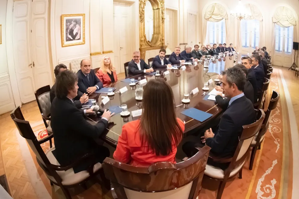 Milei junto a gobernadores.