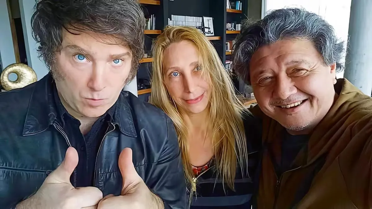 Carlos Kikuchi junto a Javier y Karina Milei