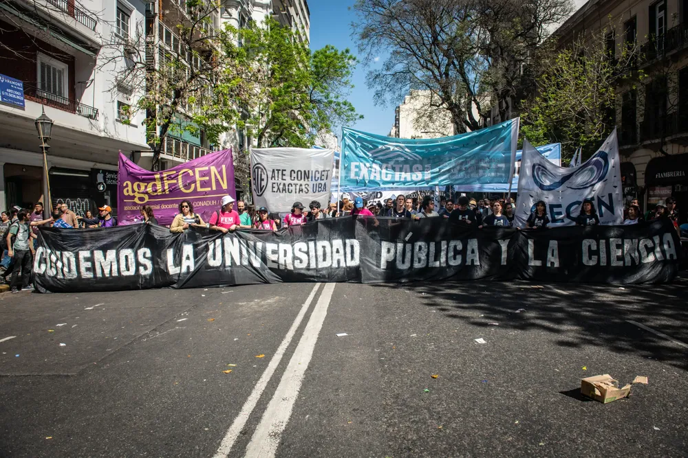 Docentes y estudiantes marchan al Congreso contra el veto de Milei