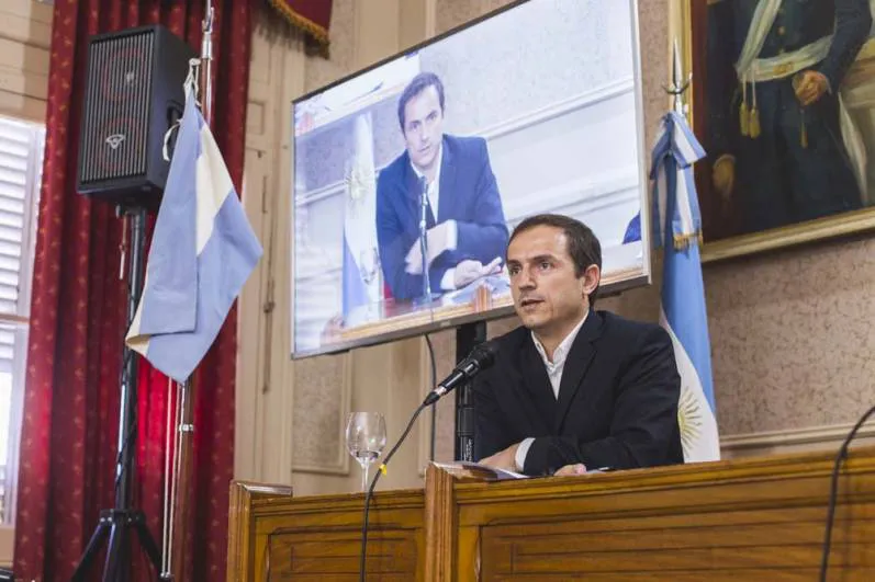 Abella: “¿Es víctima de una maniobra fraudulenta o cómplice de lavado?”