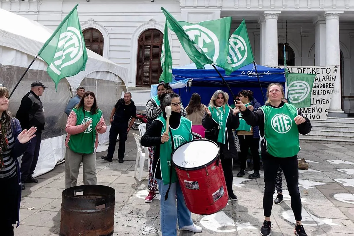 Acampe y protestas de trabajadores municipales en Azul