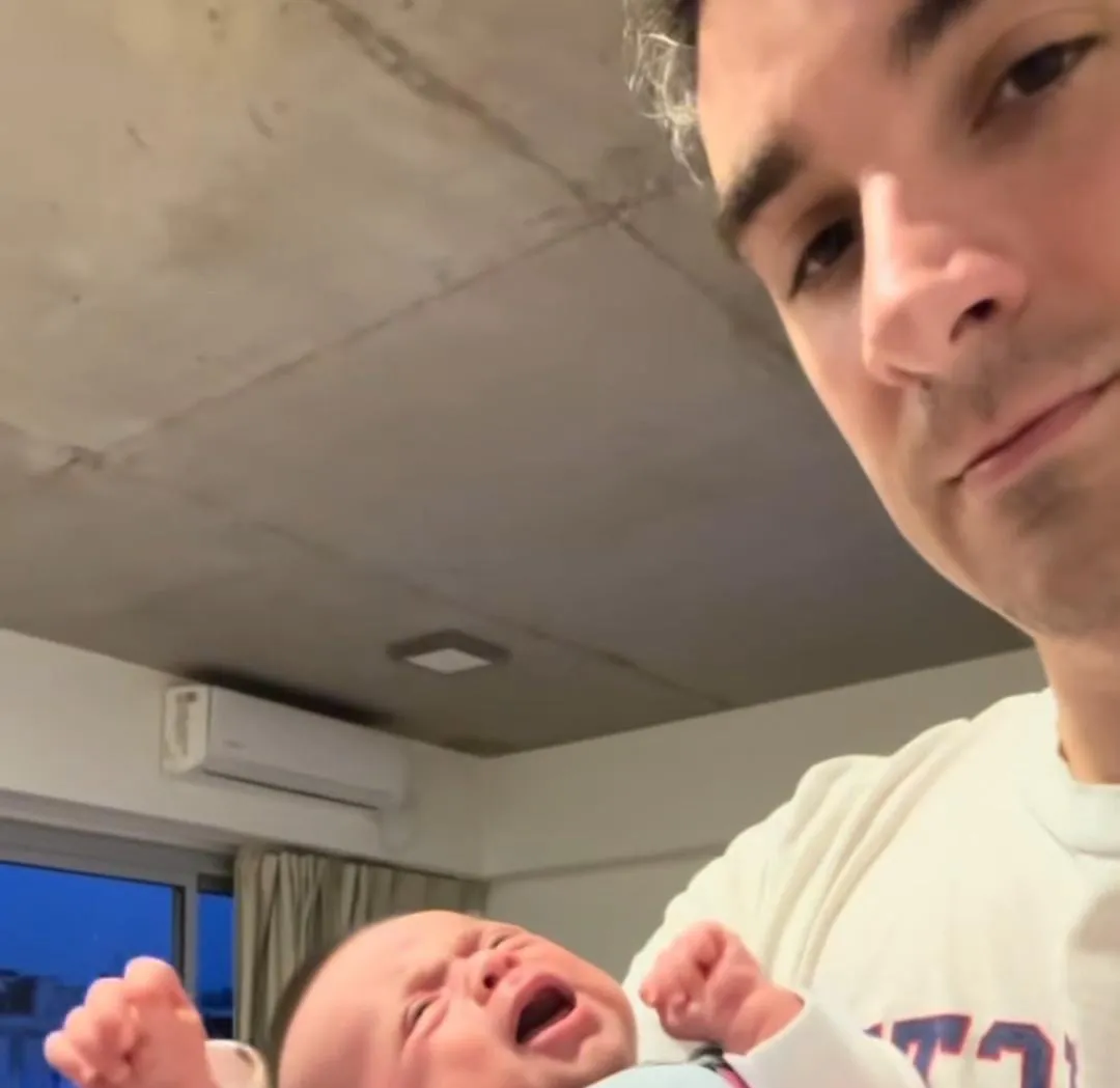 Papá revela el truco definitivo para dormir a su bebé