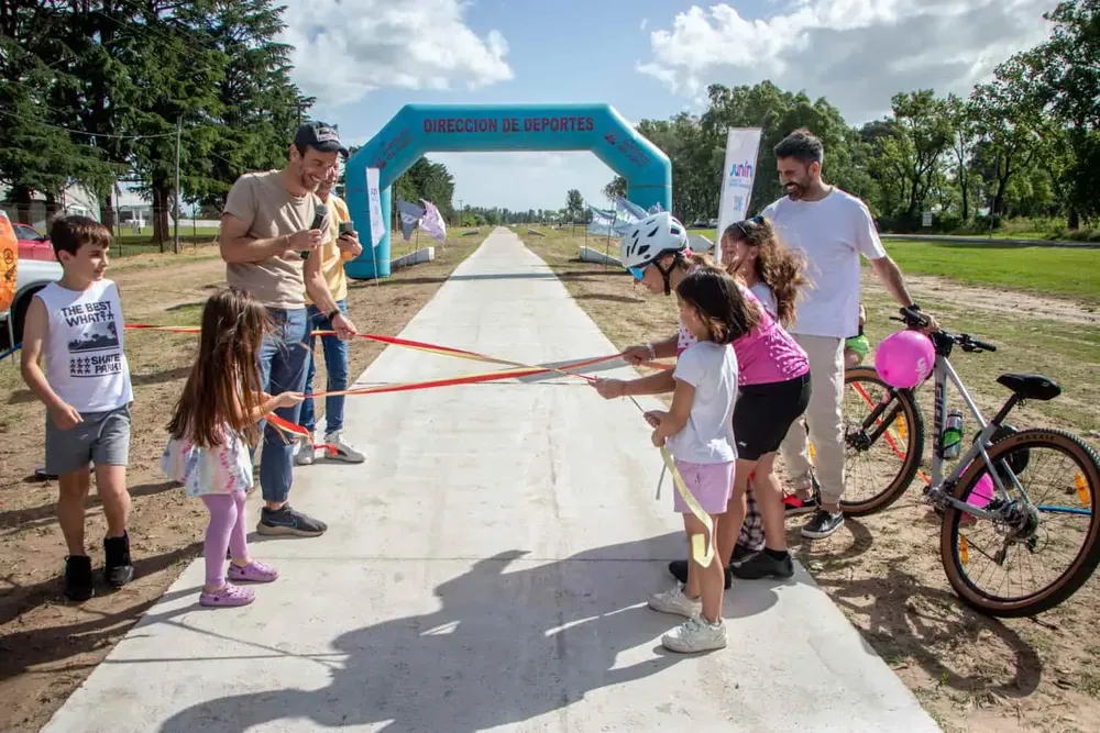 Vecinos y familias celebraron la inauguración del nuevo tramo de la bicisenda  hacia la Laguna de Gómez