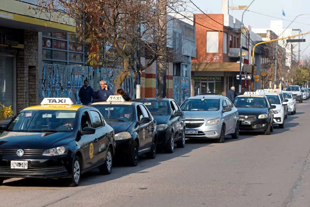 Licencias profesionales: taxistas piden suspender el nuevo carnet y negocian rebajas en la Provincia.