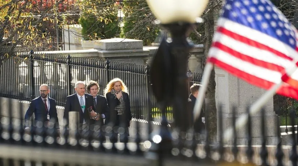 Bajo críticas y acusaciones, Milei prioriza un viaje a EE.UU. antes de las elecciones en Buenos Aires