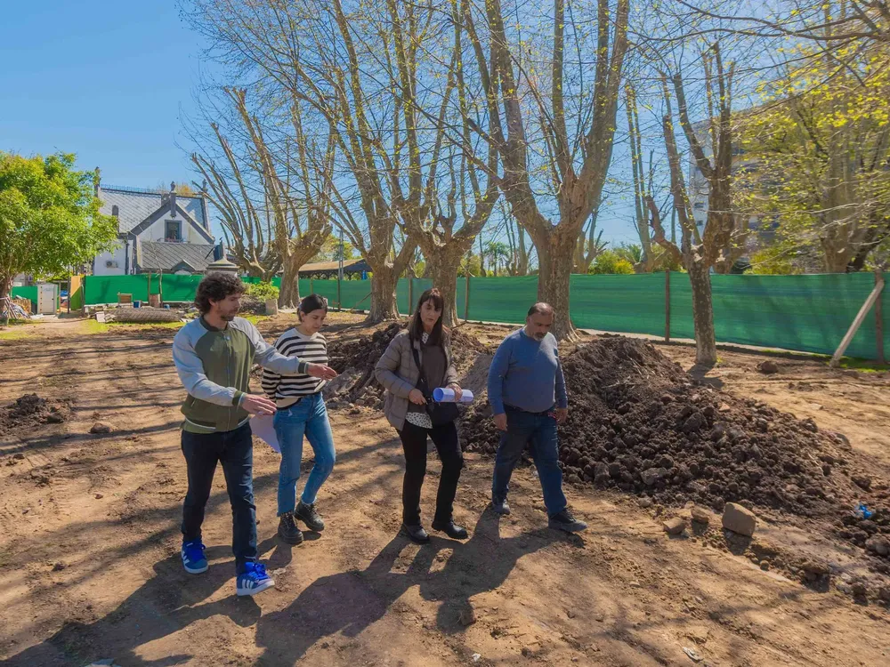 Andreotti recorrió la obra de una nueva plaza junto al Tren de la Costa