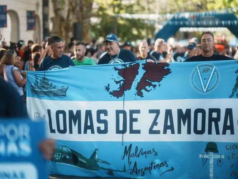 Lomas por Malvinas miles de vecinos participaron del emotivo homenaje en la Plaza Grigera