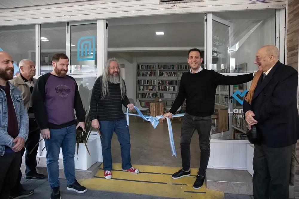 Álvarez inauguró el nuevo espacio de la Biblioteca Municipal Mariano Moreno.