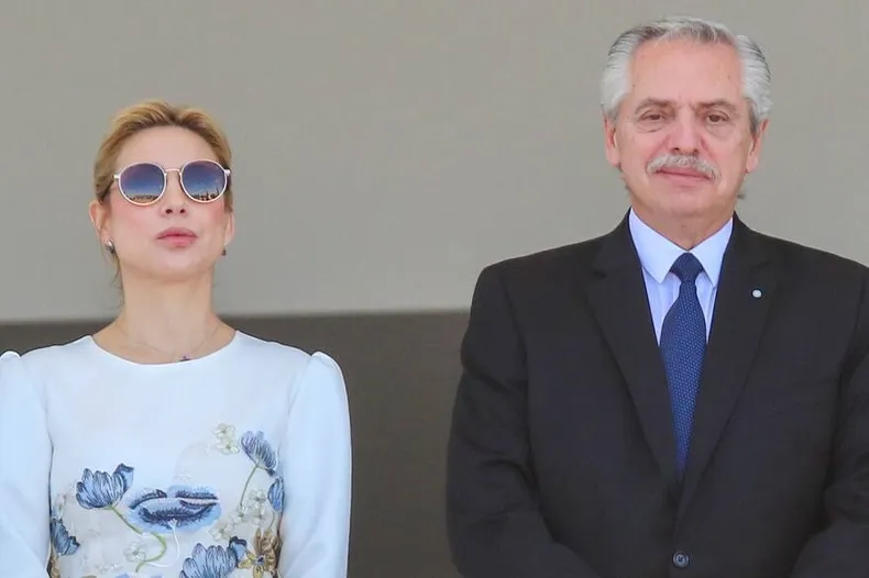 Alberto junto a Fabiola Yáñez.