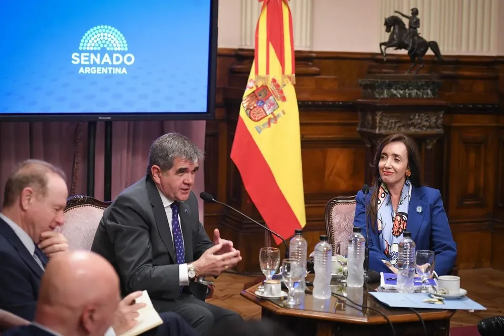 Villarruel con el embajador de España