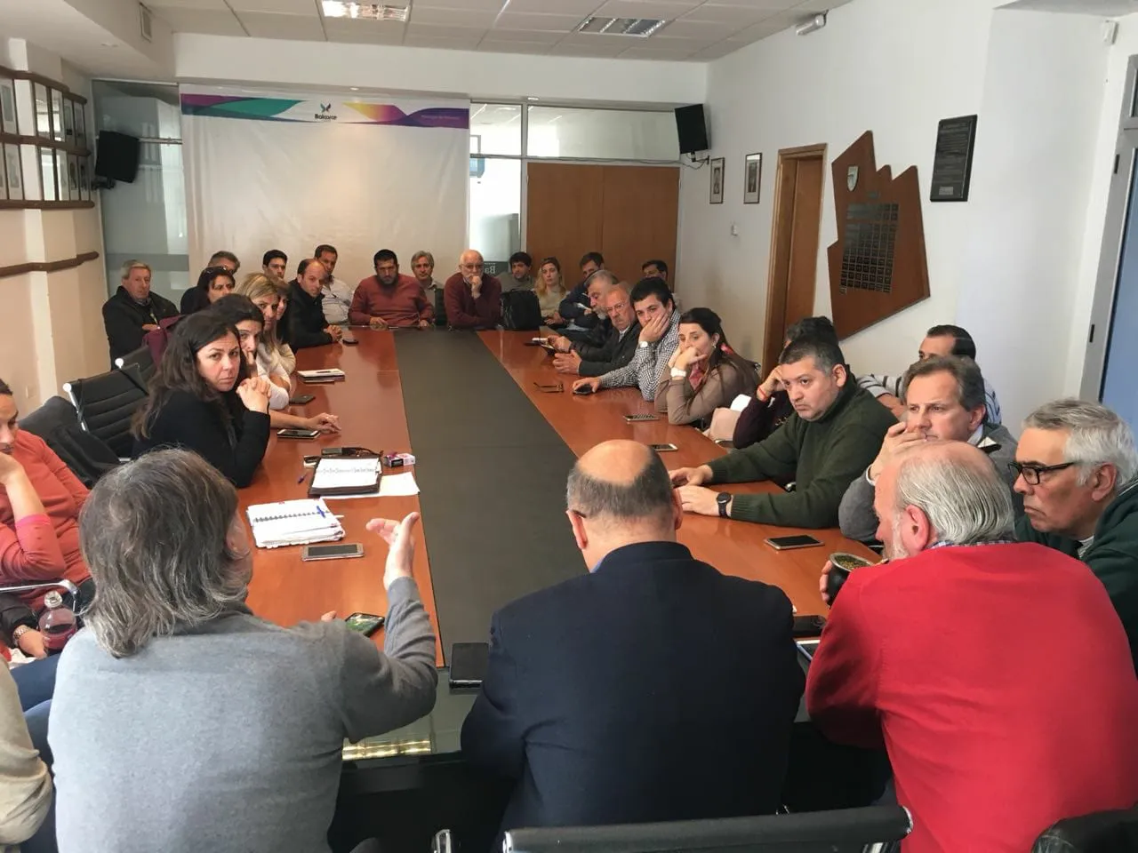 Reino quiere “congelar el sueldo de los funcionarios”