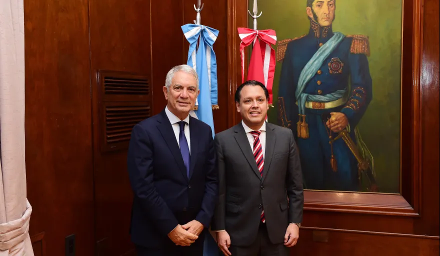Alak junto al cónsul de Perú en La Plata, Iván Rodríguez Benzaquen