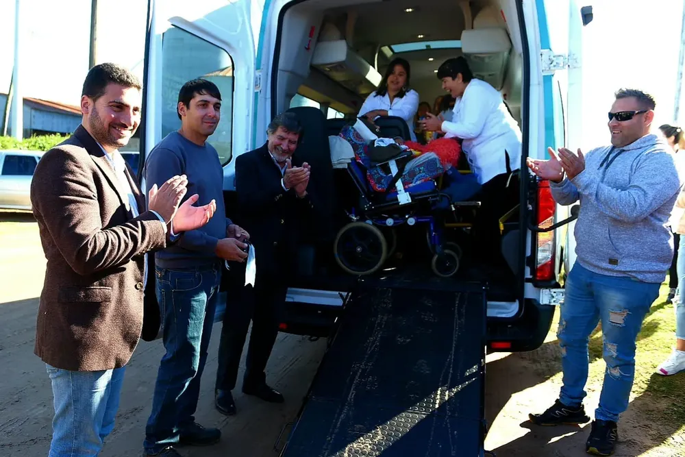 Egüen recibió a Sileoni y a la combi de la Escuela N° 502 de Riestra