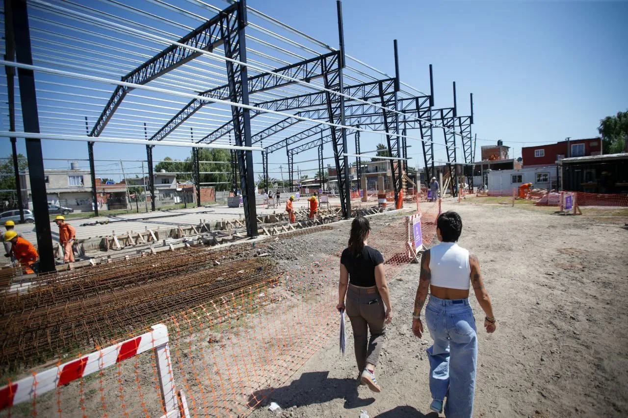 Mendoza supervisó obras de pavimento y del nuevo Polideportivo en el barrio Kolynos 2