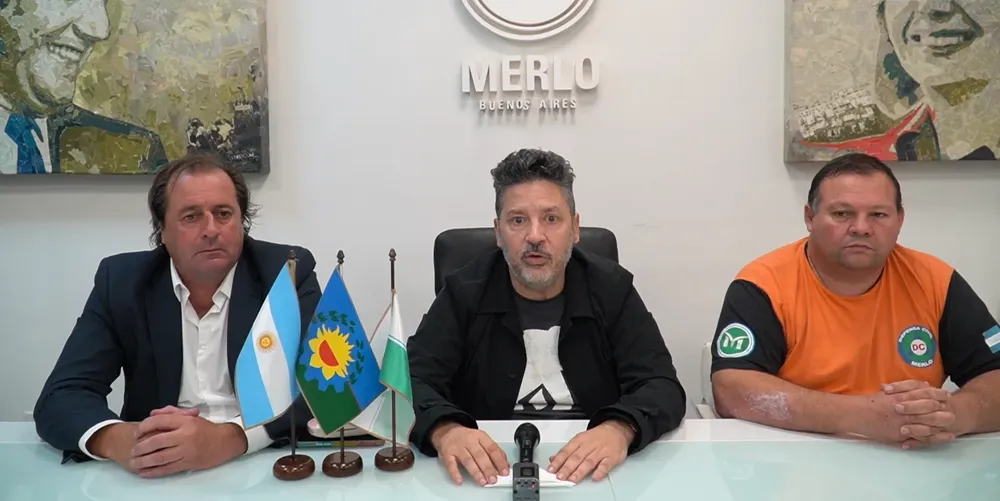 Menéndez brindó una conferencia de prensa ante el temporal en Merlo.
