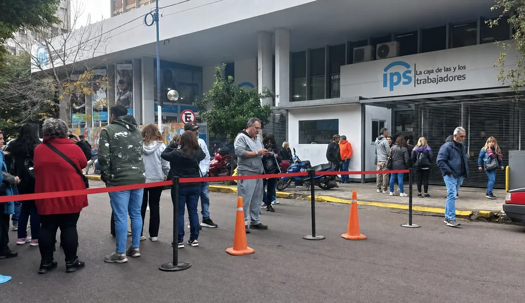 Autoconvocados se manifiestan en la sede del IPS.