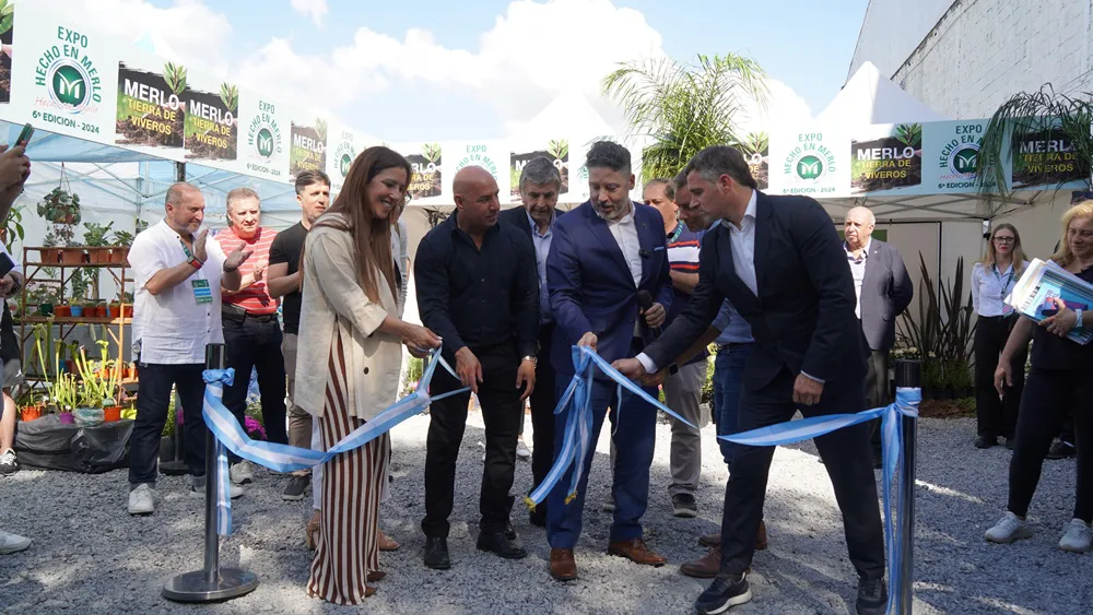 Menéndez en la Expo de la Industria de Merlo.
