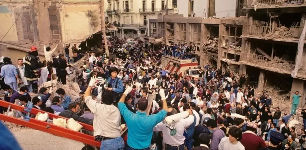 La sede de la AMIA tras el atentado