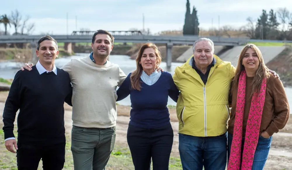 Ricardo y Camilo Alessandro junto a los principales candidatos de Fuerza Patria en Salto