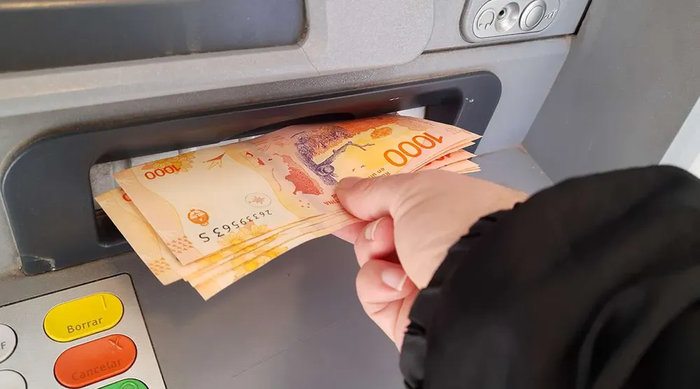 Municipales de Lezama perciben sus haberes con incremento.