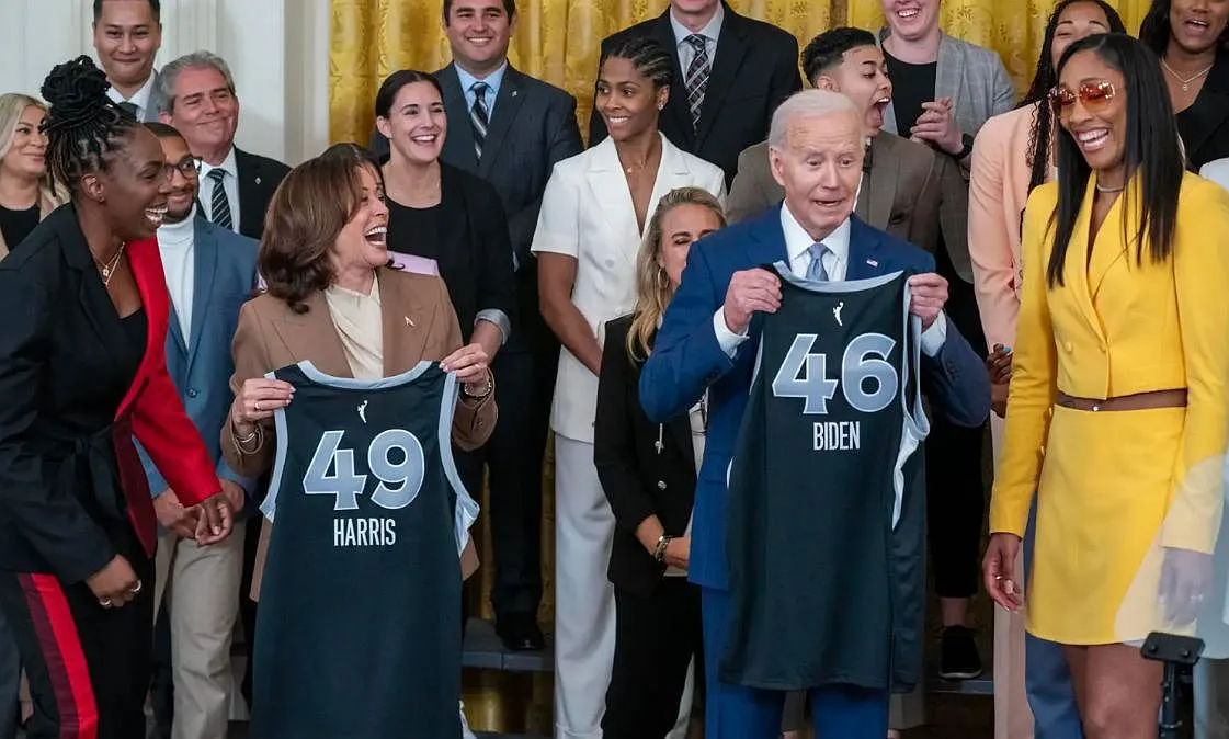 El presidente Biden tiene su camiseta de la liga femenina