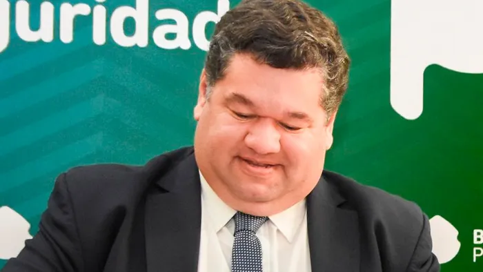 “Nedela no puede terminar las veredas de una plaza y quiere ser armador político”