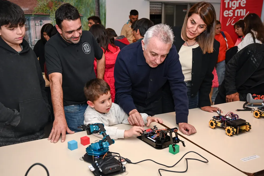 Zamora acompañó la apertura de una nueva sede de la Escuela Municipal de Tecnología y Robótica