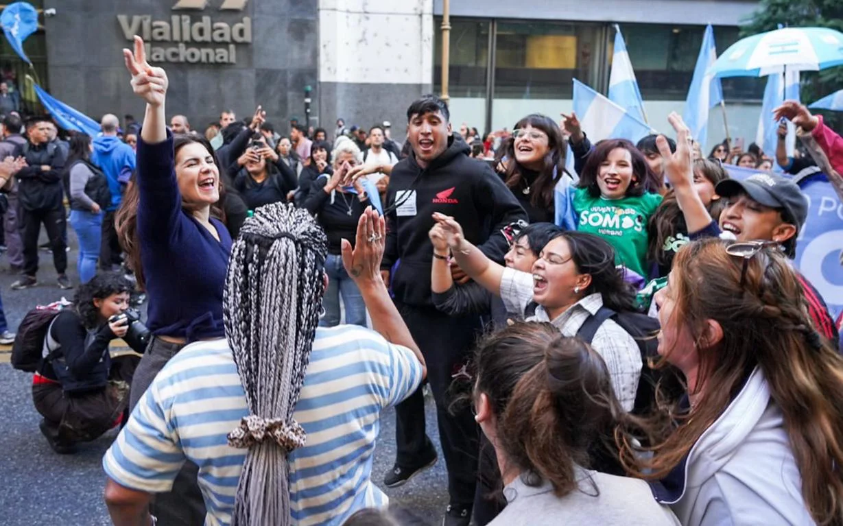 La intendenta Mariel Fernández marchó por el financiamiento universitario
