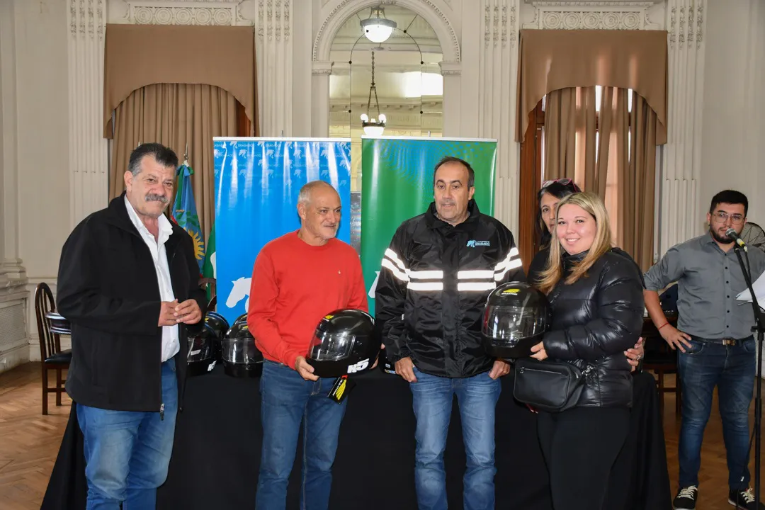 Barenghi entregó cascos