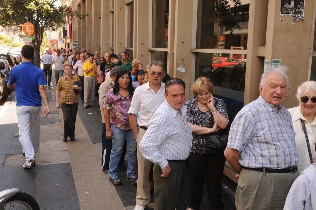 Los jubilados y pensionados bonaerenses cobrarán sus haberes y el medio aguinaldo desde el lunes Los jubilados y pensionados bonaerenses cobrarán sus haberes y el medio aguinaldo desde el lunes Jubilados y pensionados