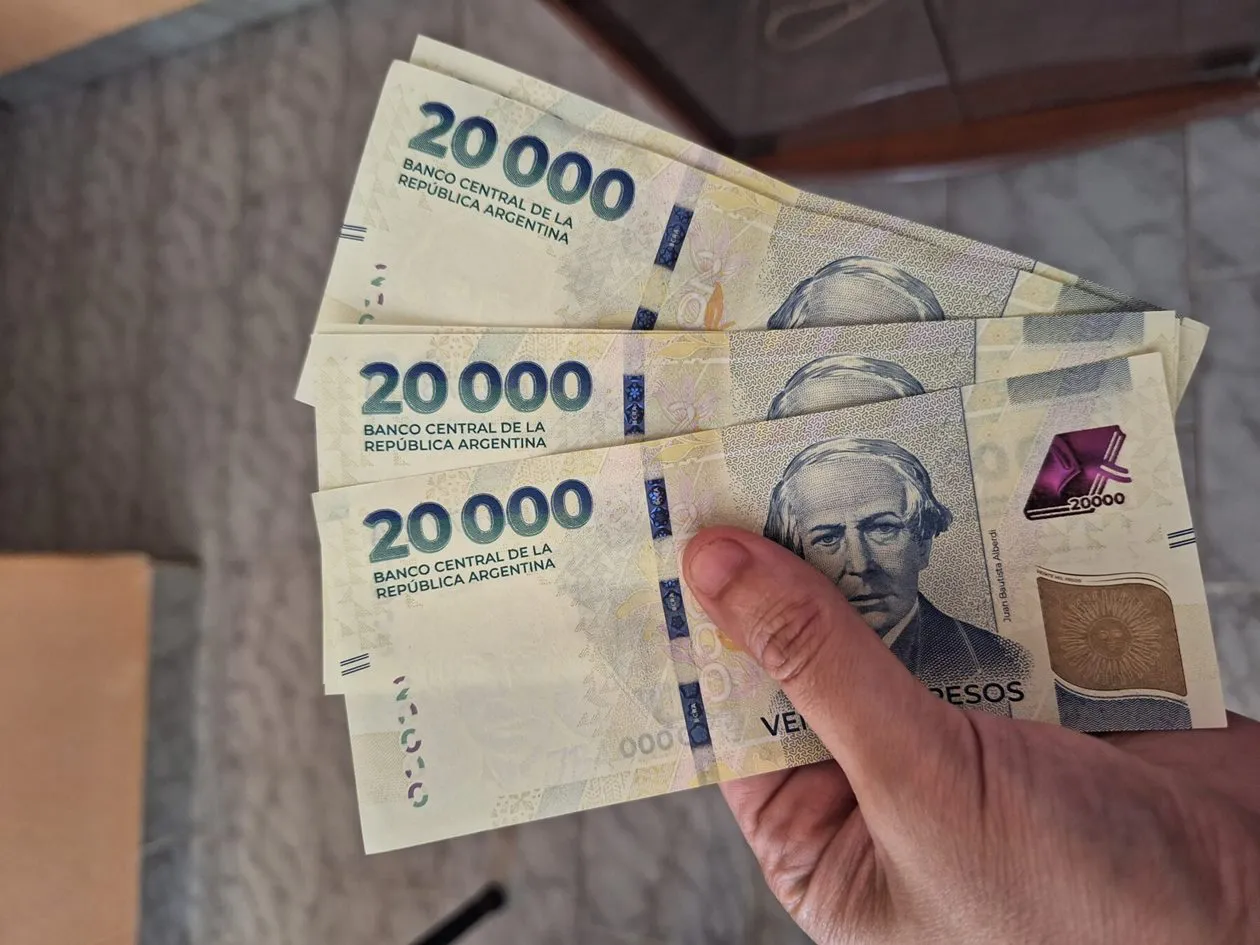 Billetes pesos, salario, aguinaldo
