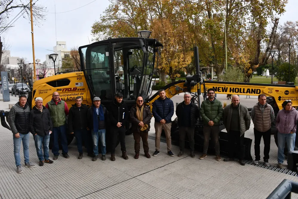 Saladillo adquirió nueva máquina motoniveladora.