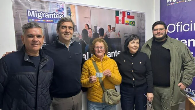 Migrantes entrega de cédulas de identidad a residentes uruguayos