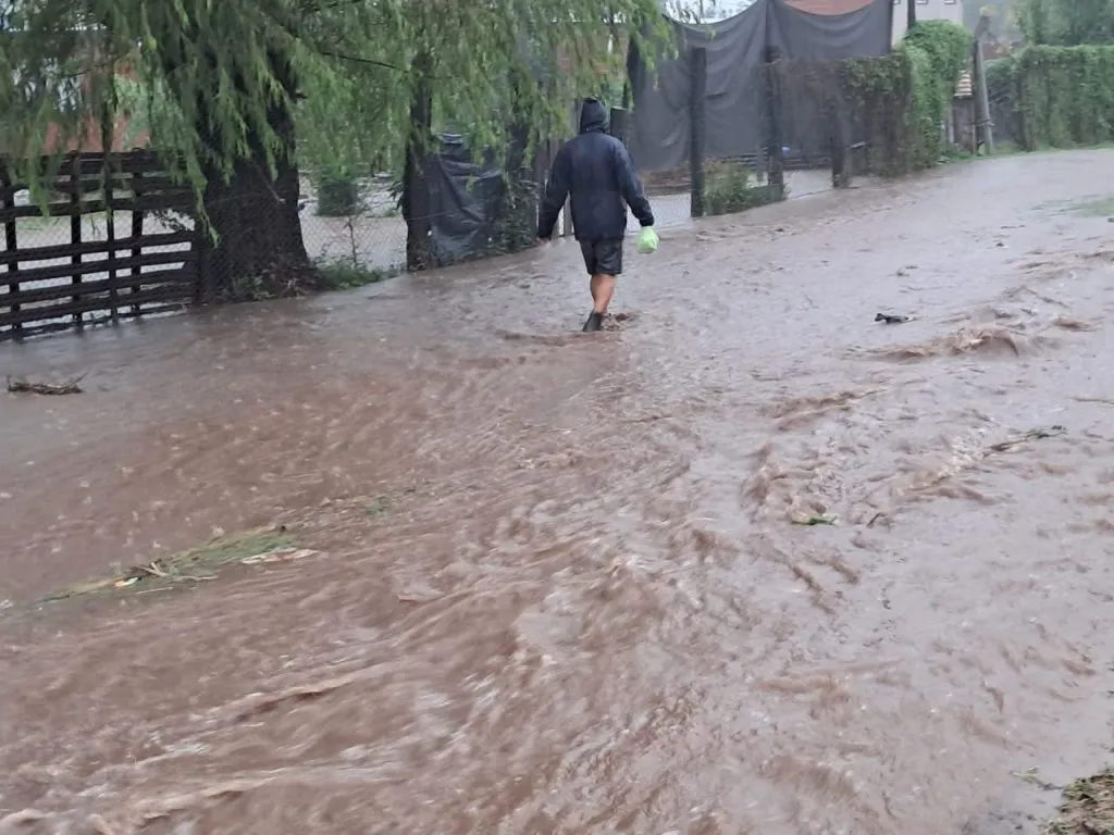 Temporal en Buenos Aires: más de mil evacuados, rutas cortadas y alerta vigente