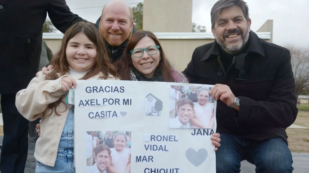 Batakis y Bianco entregaron viviendas en Coronel Vidal