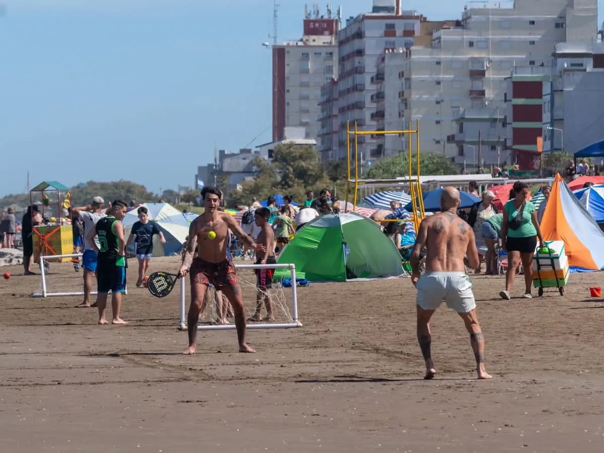 Más de 600 guardavidas cuidan las playas del Partido de La Costa y continúa la temporada teatral en San Bernardo