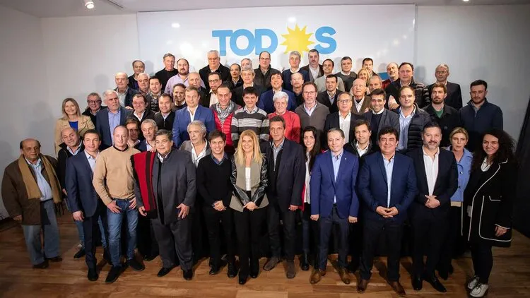 Kicillof encabezo una cumbre con intendentes del PJ y sumo a Massa para su campaña en Buenos Aires