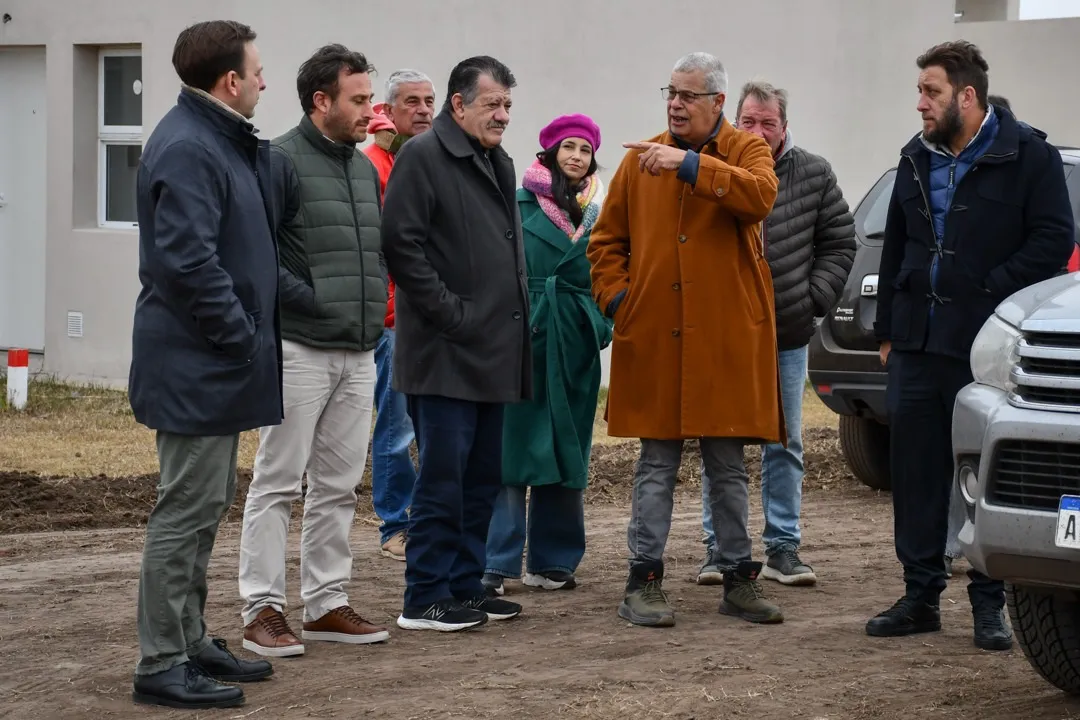 El intendente recorrió obras de viviendas con autoridades provinciales