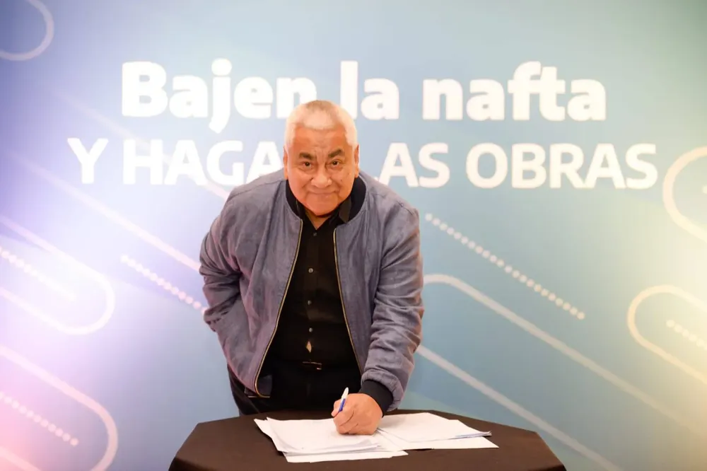 Salazar participó del reclamo colectivo de intendentes frente al Ministerio de Economía.