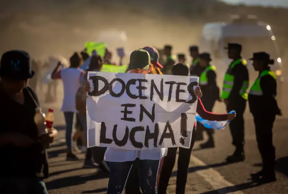 Docentes de todo el país paran por 24 horas y marchan al Congreso