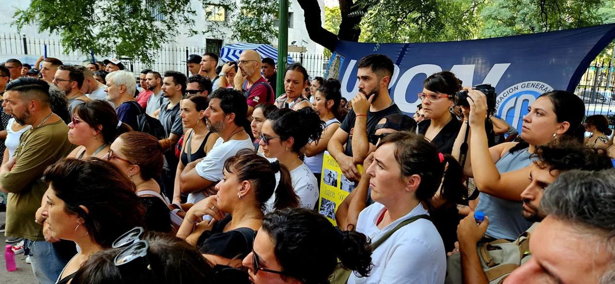 Gremios en alerta por el avance del ajuste en organismos del Estado 2 El Gobierno acelera la motosierra y crece la tensión en el Estado